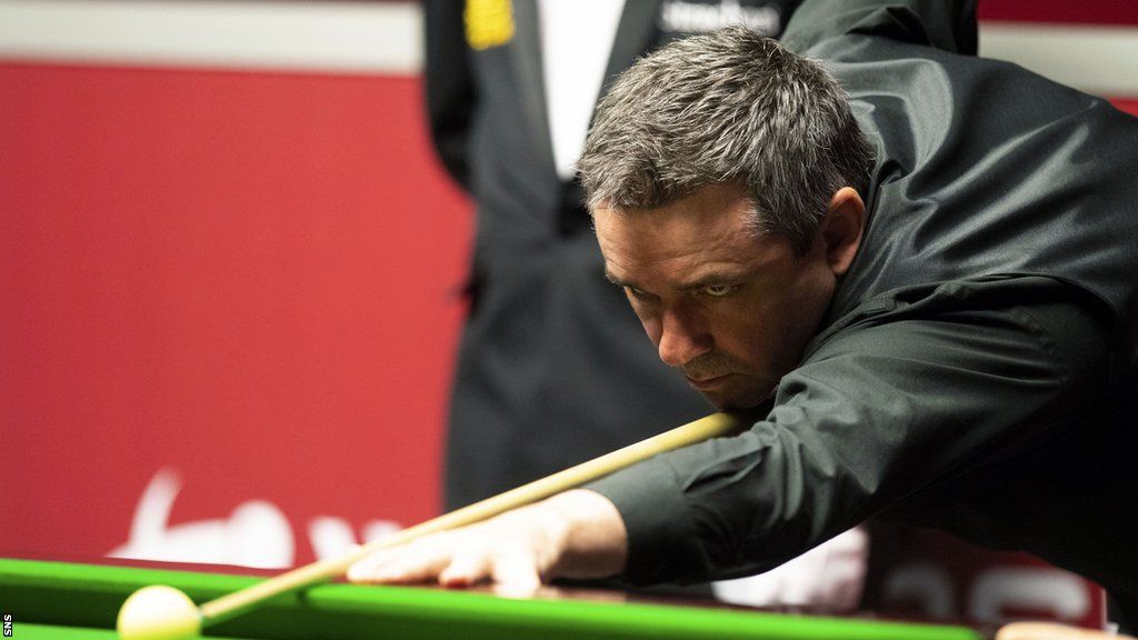 Alan McManus attempts a pot from the cushion