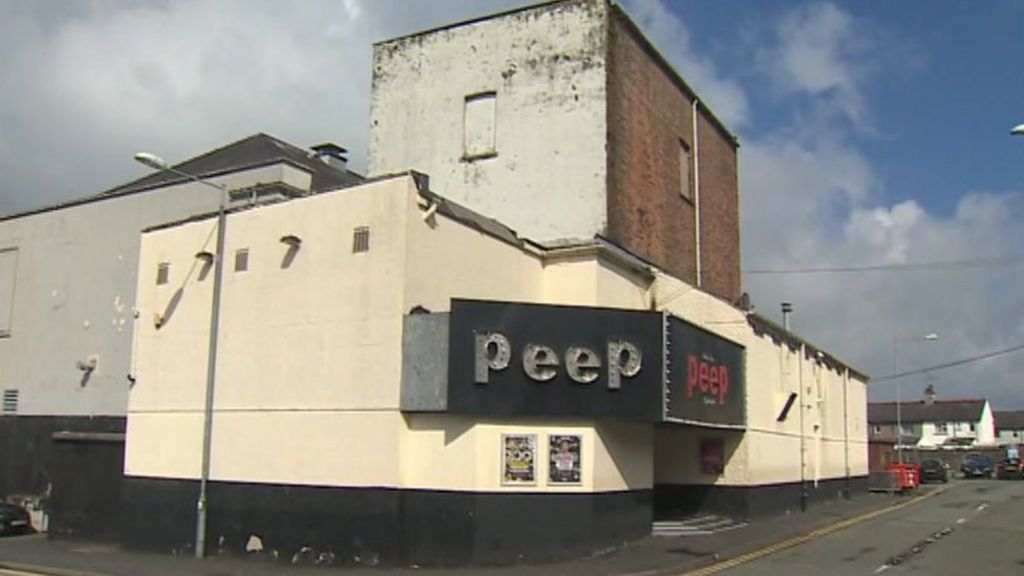 Llofruddiaeth Bangor: Cyhuddo dyn