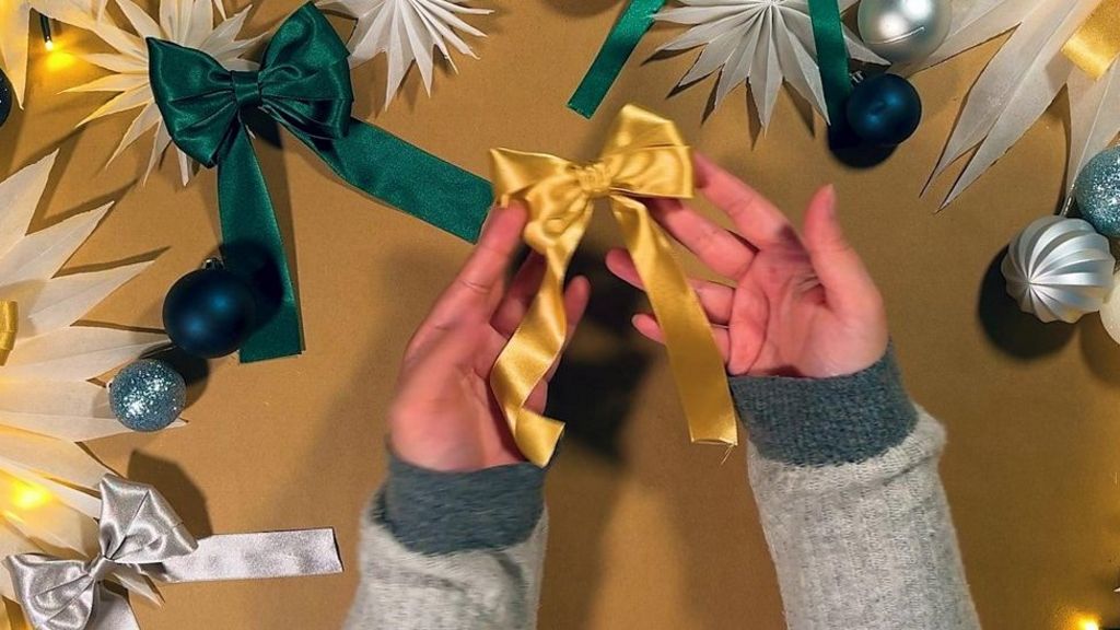 Learn How To Tie A Christmas Bow BBC Newsround    132064125 P0gzt5cc 