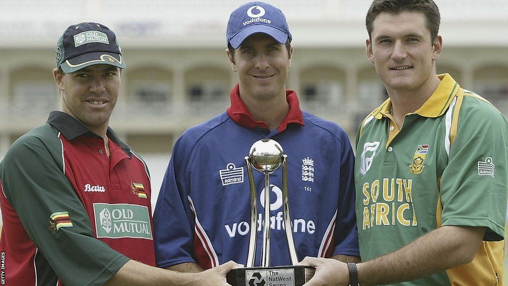 Heath Streak with England captain Michael Vaughan and South Africa skipper Graeme Smith