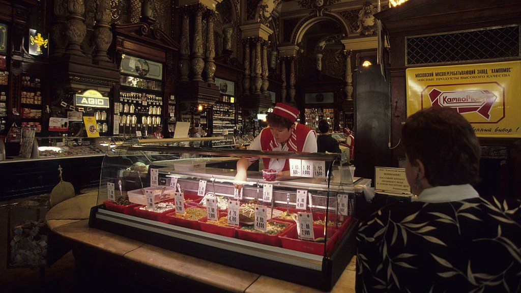 1998/01/01: Russia, Moscow, Tverskaya Street, Yeliseev's Luxury Grocery (Yeliseyevsky Food Store) In A 1820s Palace