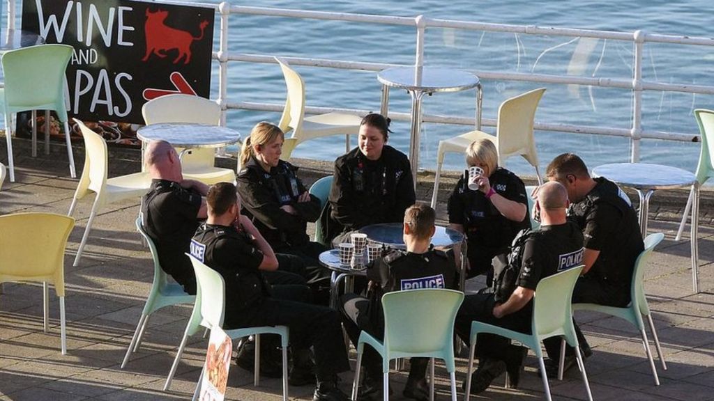Senior officers back Plymouth tea break police - BBC News