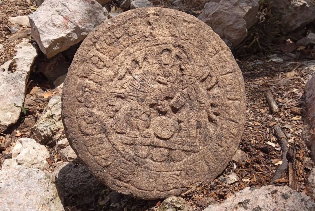 Вид на камень, найденный в Чичен-Ице