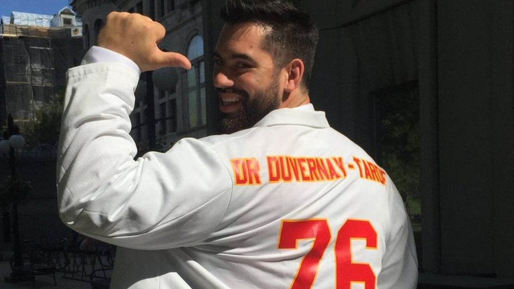 Nfl Player Laurent Duvernay Tardif Graduates Medical School