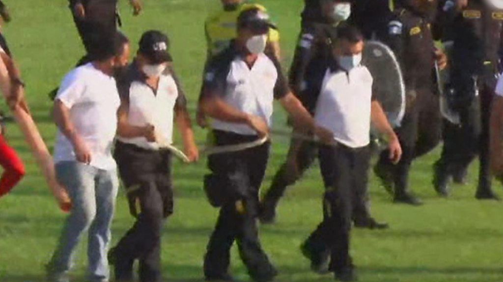 Snake invades pitch during football match between Nueva Concepcion and Municipal