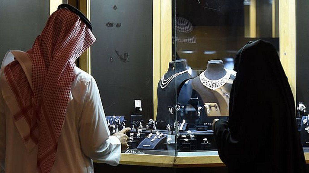 Saudi couple looking at jewellery (file photo)