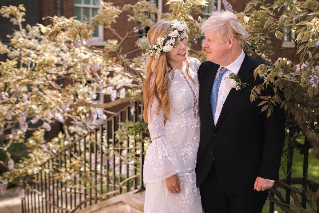 Kryeministri Boris Johnson pozon me gruan e tij Carrie Johnson në kopshtin e 10 Downing Street pas dasmës së tyre në Katedralen Westminster, 29 maj 2021