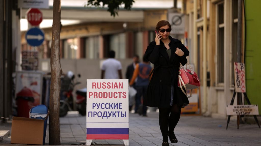 Улица в Никосии, Кипр, с вывеской «Российские продукты»