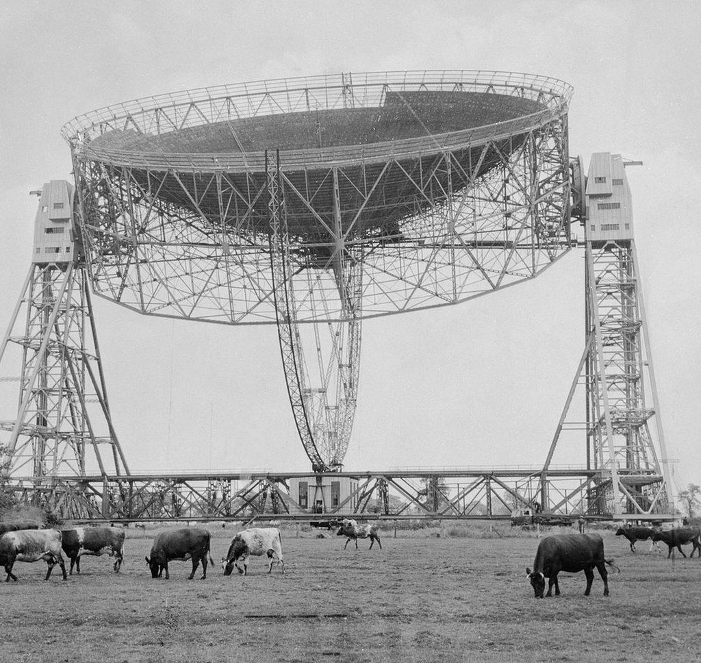 Jodrell-Bank-telescope-in-1957.