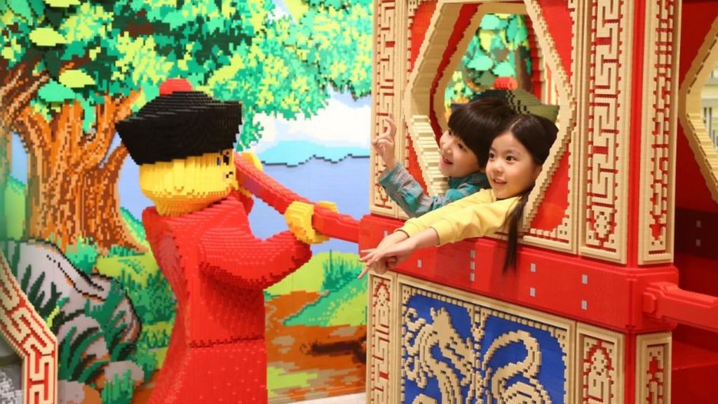 Children in the Beijing Lego store