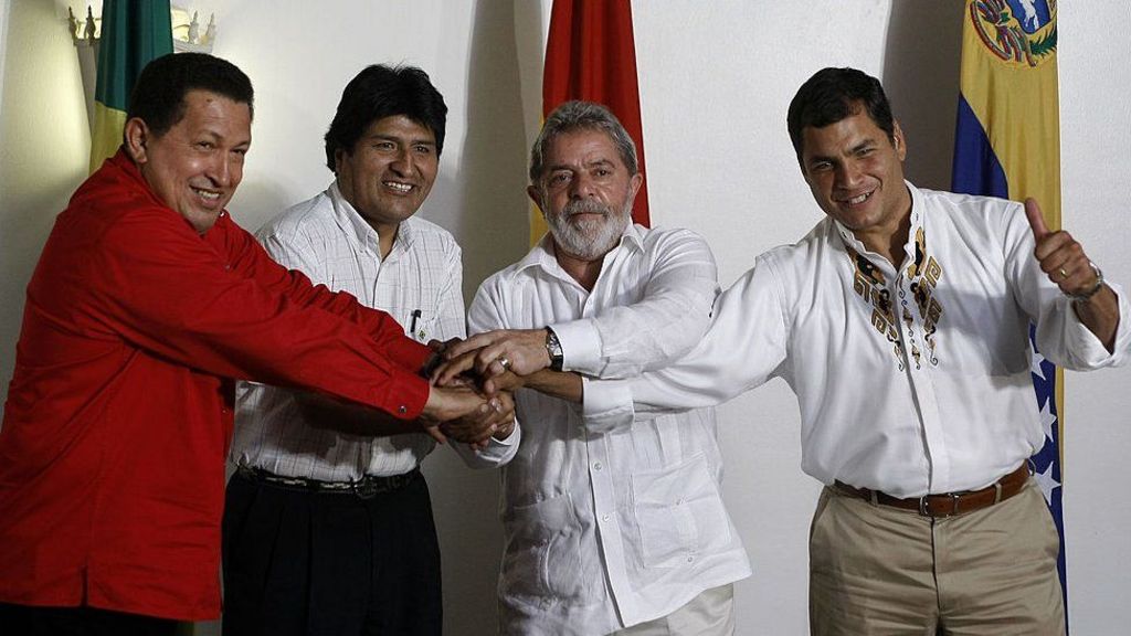 Hugo Chávez, Evo Morales, Lula e Rafael Correa posam para fotógrafos de mãos unidas
