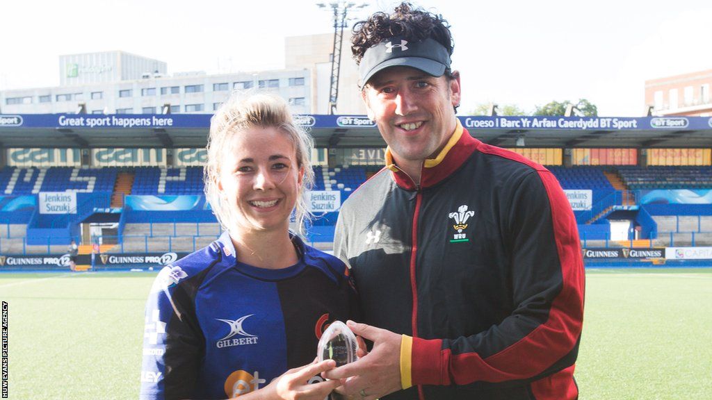 Dragons Elinor Snowsill receives the Womens player of the Tournament at the National Foster's 7s in 2016