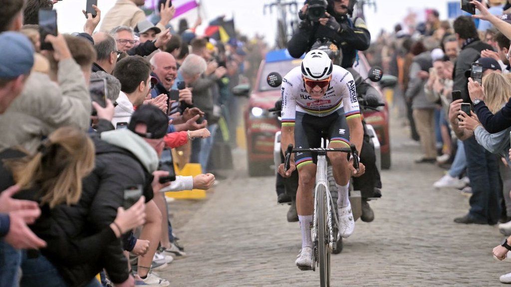 Mathieu van der Poel riding on the cobbles in the Paris-Roubaix