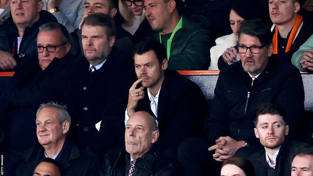 Manchester United: Harry Styles watches Rasmus Hojlund take centre ...