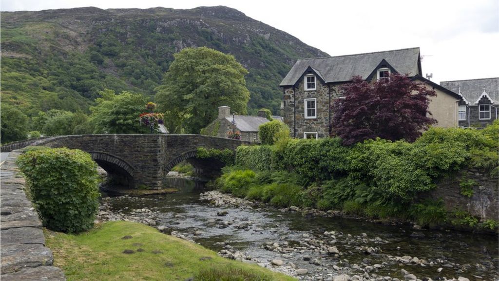 Weak pound sees surge in tourists visiting UK