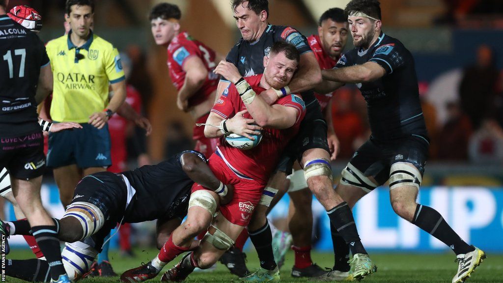 Glasgow player tackles Scarlets player