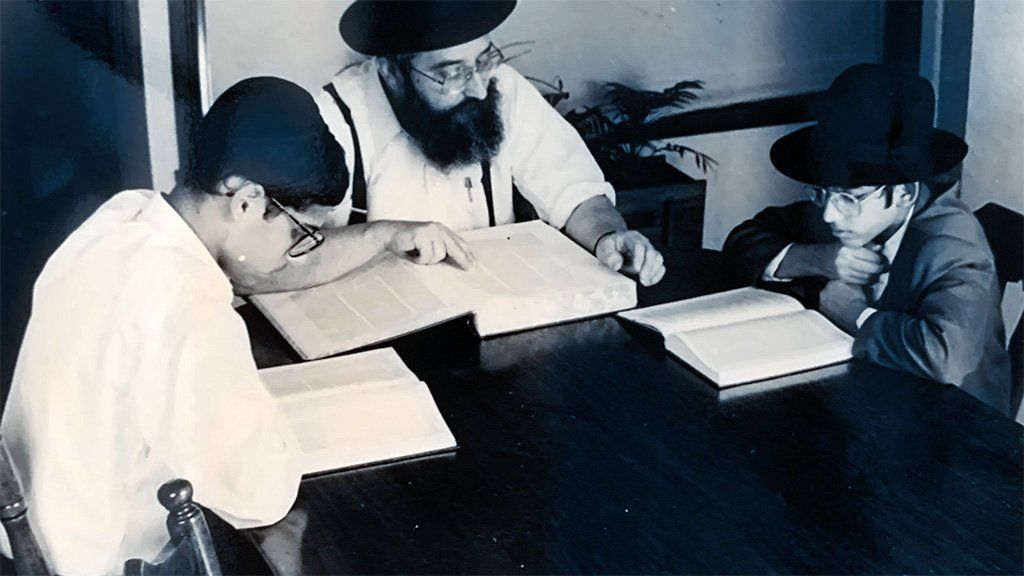 Мэнни в детстве (слева) изучает религию дома