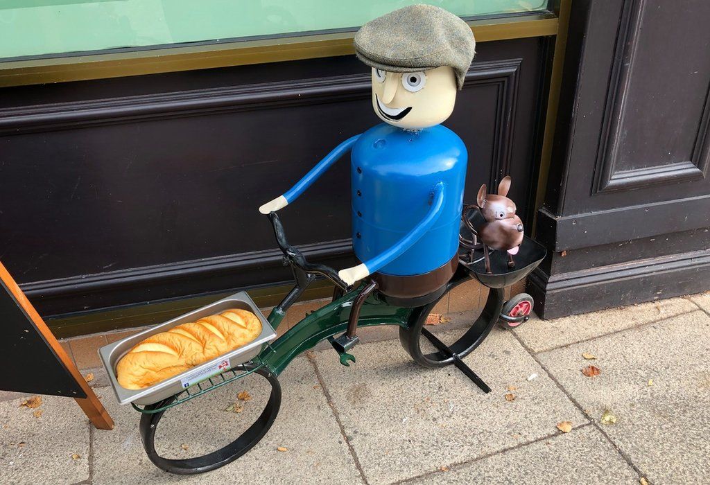 Excarpenter's lockdown 'metal heads' cheer up Minehead BBC News