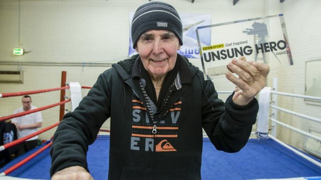 Boxing coach Rab Bannan receives BBC Unsung Hero award - BBC Sport
