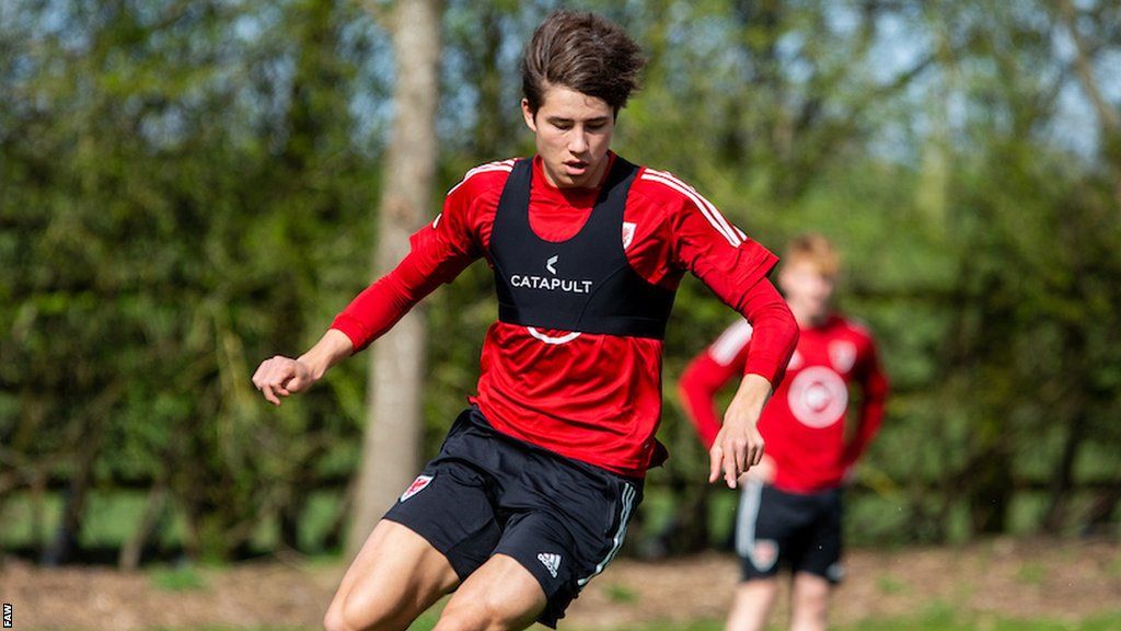 Wales U21s attacking midfielder Rubin Colwill in training