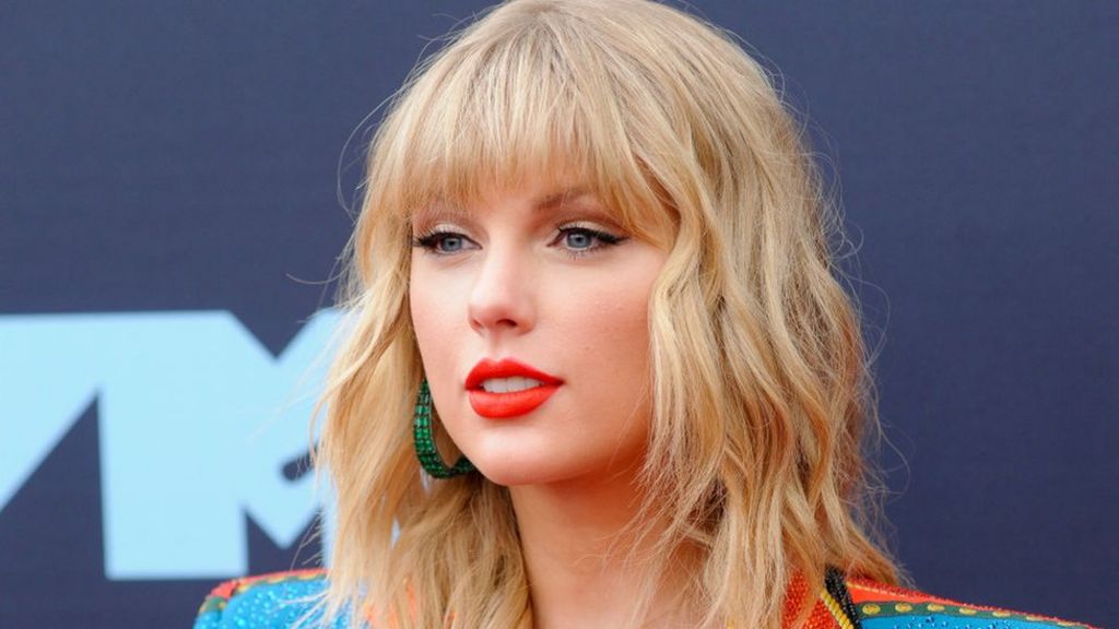 Taylor Swift Lover Album Goes Straight To Top Of Charts Cbbc