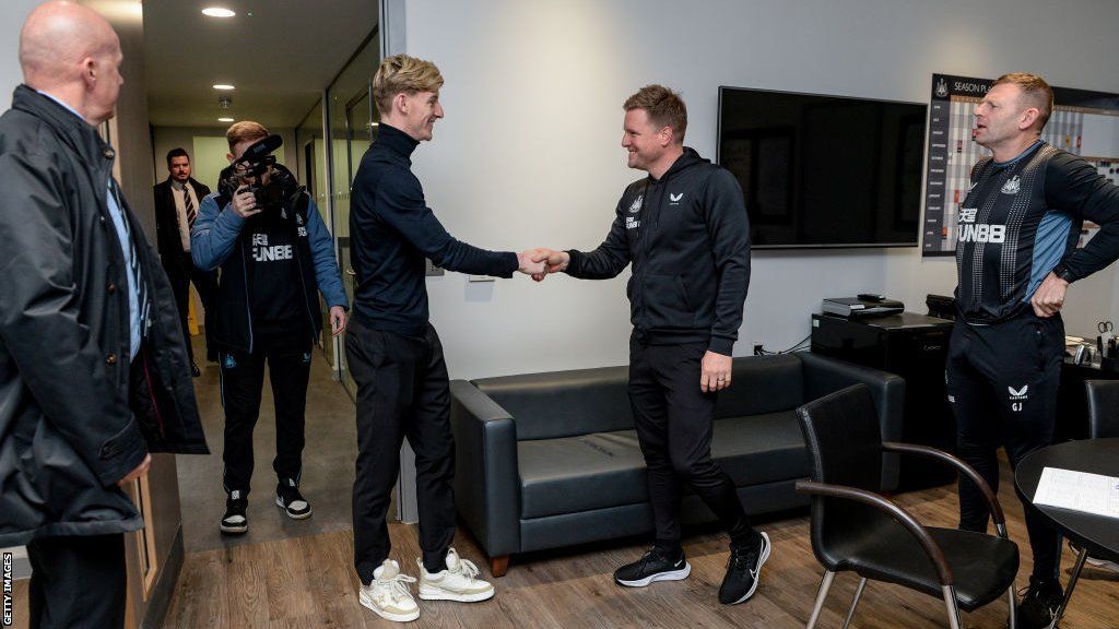 Anthony Gordon meets Newcastle boss Eddie Howe