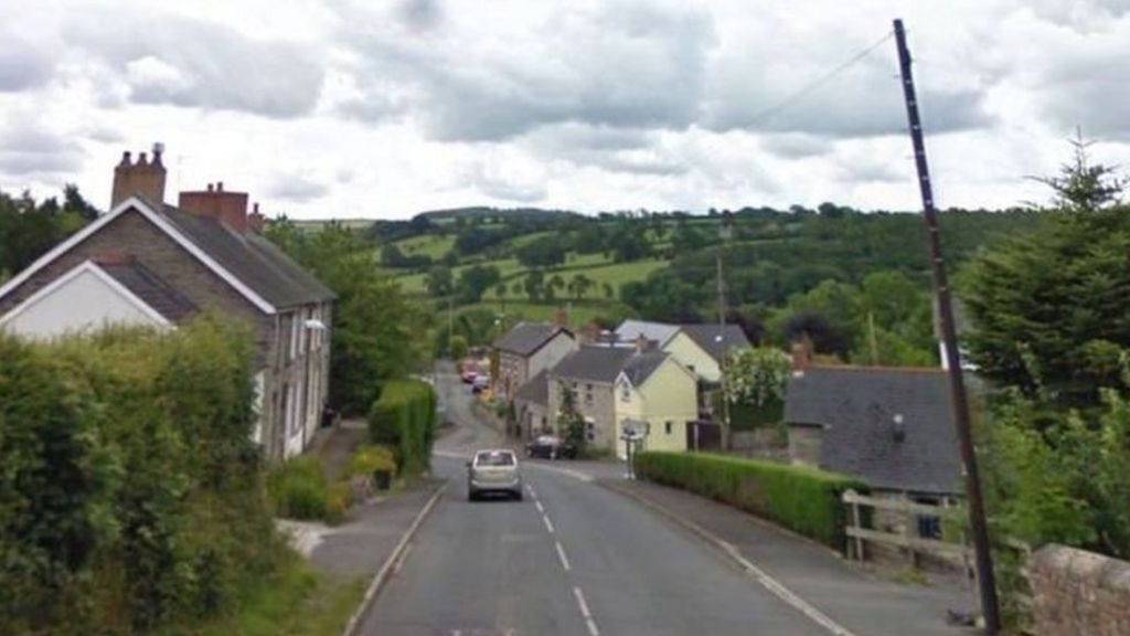 Dynes wedi bod yn gorfedd o dan ei char am naw niwrnod