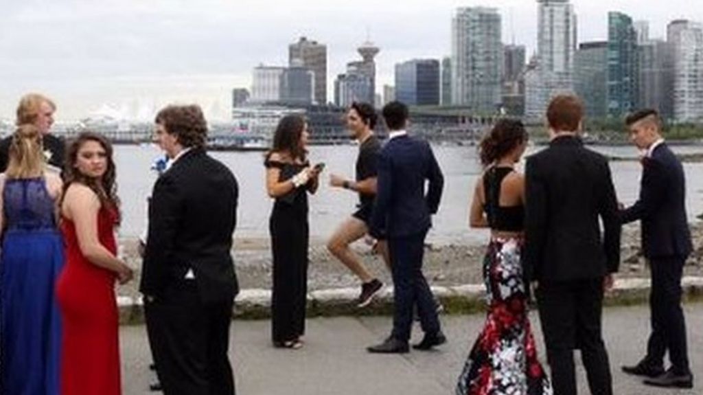Canada's Justin Trudeau photobombs students' prom picture - BBC News
