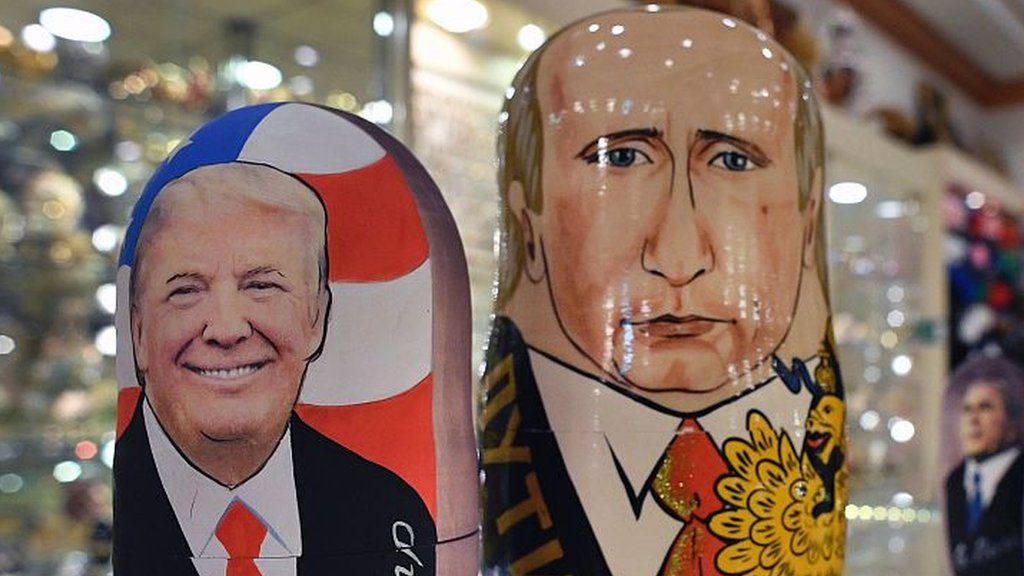 Russian dolls of Donald Trump (l) and Vladimir Putin (r)