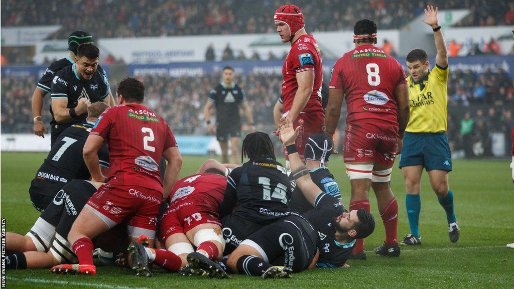 Keiran Williams scores try for Ospreys