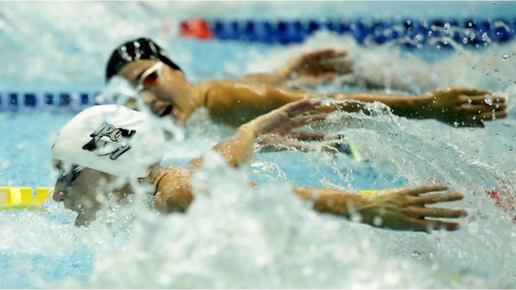 Should you swim with your fingers together? BBC Sport