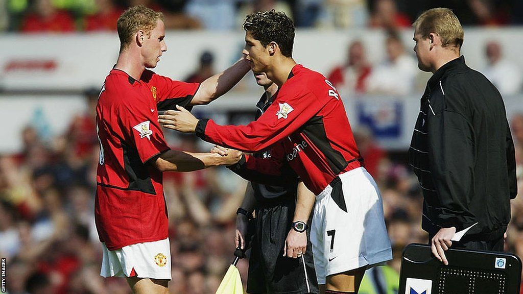 Cristiano Ronaldo replaces Nicky Butt on his Manchester United debut