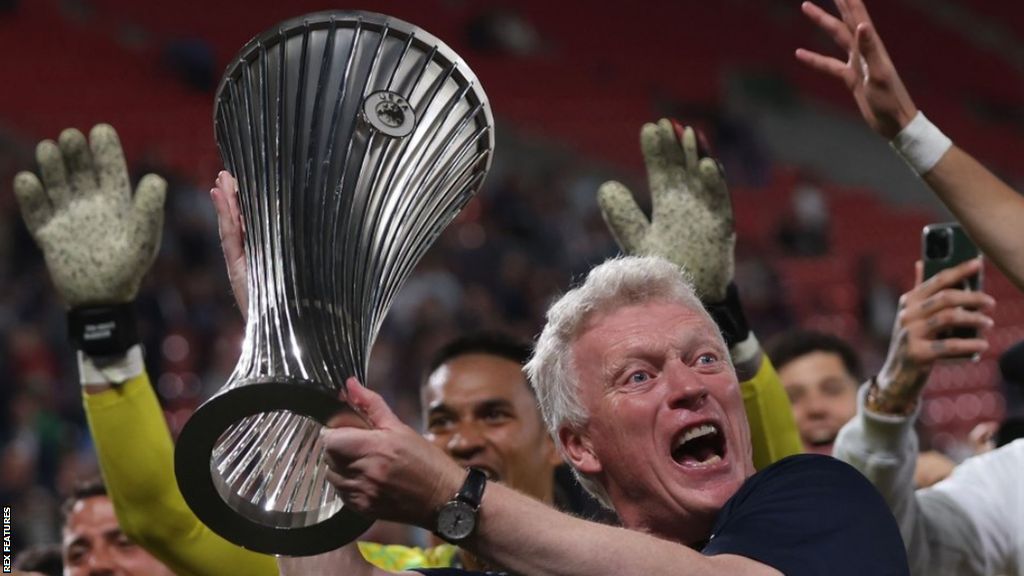 David Moyes holding the Europa Conference League trophy