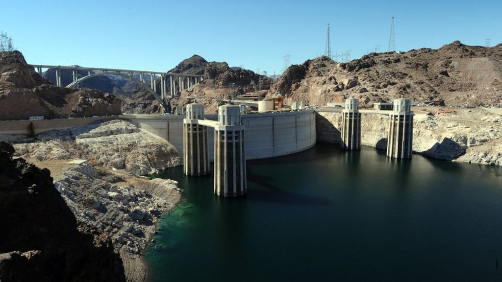 Hoover Dam: Ruthin man fined for stag do swim - BBC News