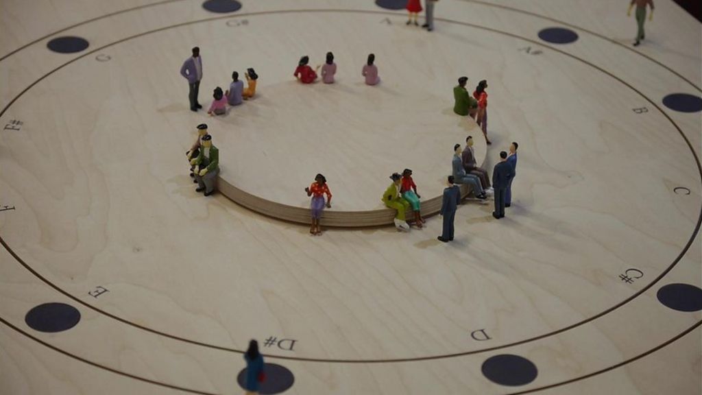 Giant clock will chime to the sound of the travelling public