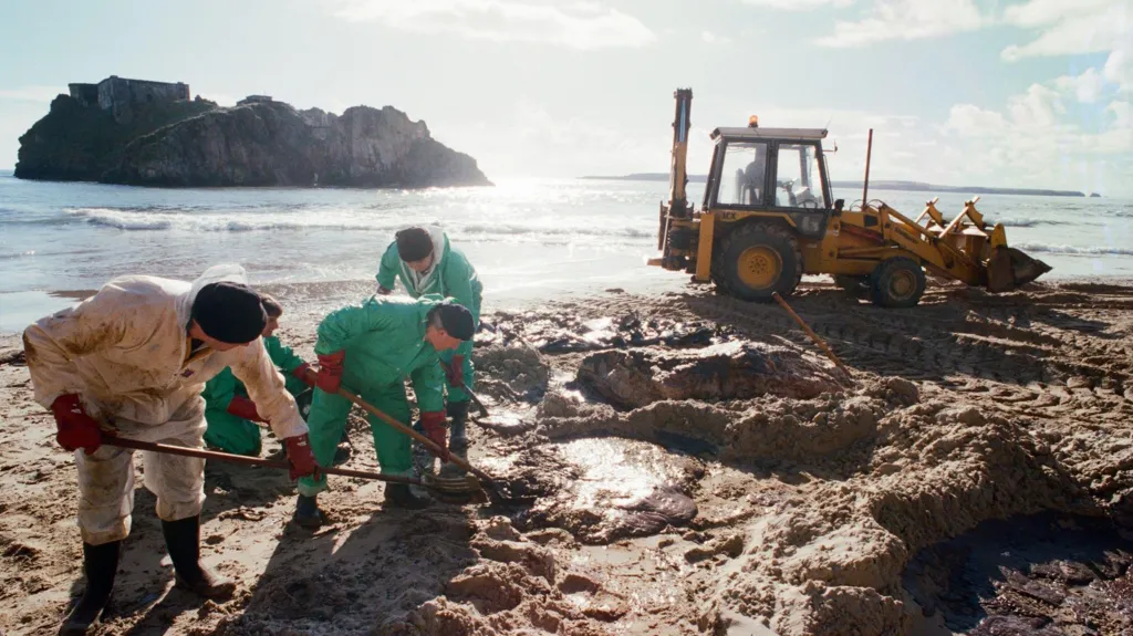 Volunteers clean Castle Beach in Tenby 