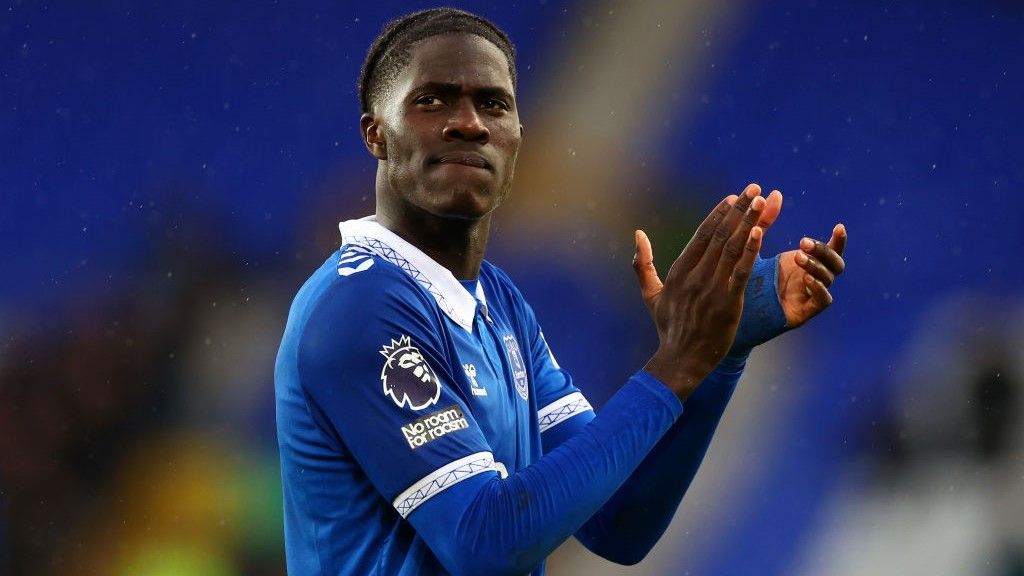 Amadou Onana applauds in Everton kit