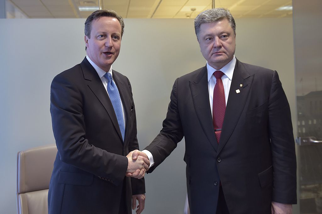 David Cameron shaking hands with Petro Poroshenko