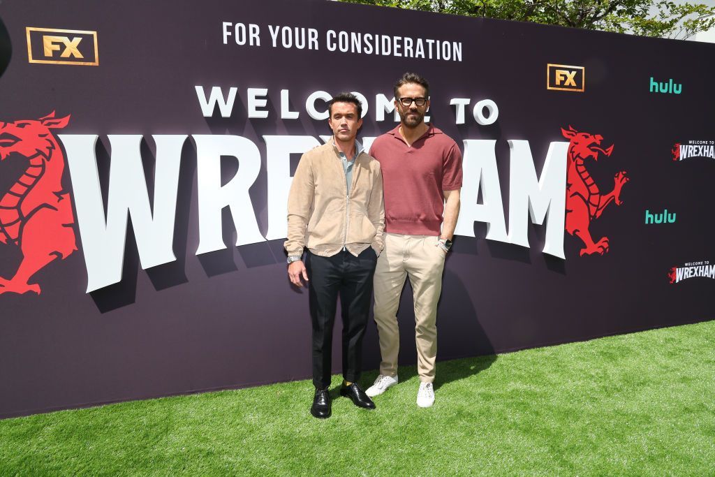 Rob McElhenney a Ryan Reynolds ar garped coch dangosiad o Welcome to Wrexham yn Los Angeles