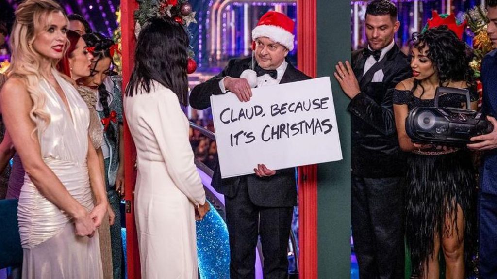 Dave Arch, Strictly's musical director and arranger, pays tribute to Winkleman with cue cards in the style of the film Love, Actually