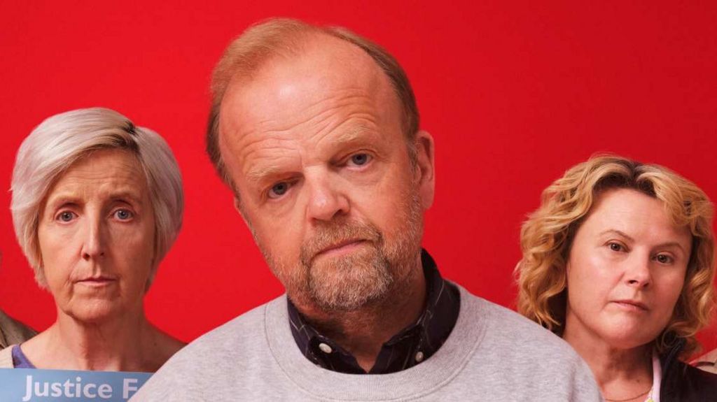 Toby Jones (centre)