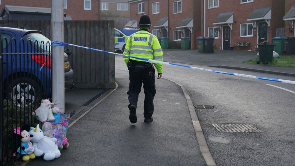 Rowley Regis: Tributes laid after girl, 10, found dead in house - BBC News