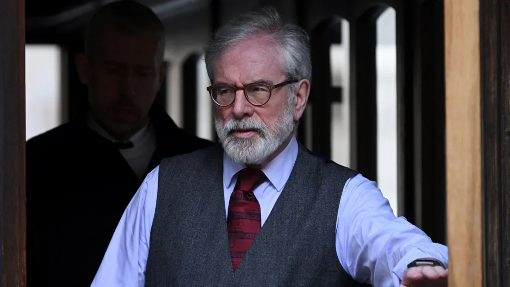 Gerry Adams estuvo en el consejo militar del IRA, afirma un oficial de inteligencia