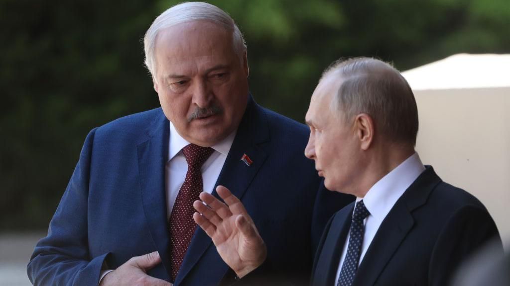 Alexander Lukahsenko (left) and Vladimir Putin talking