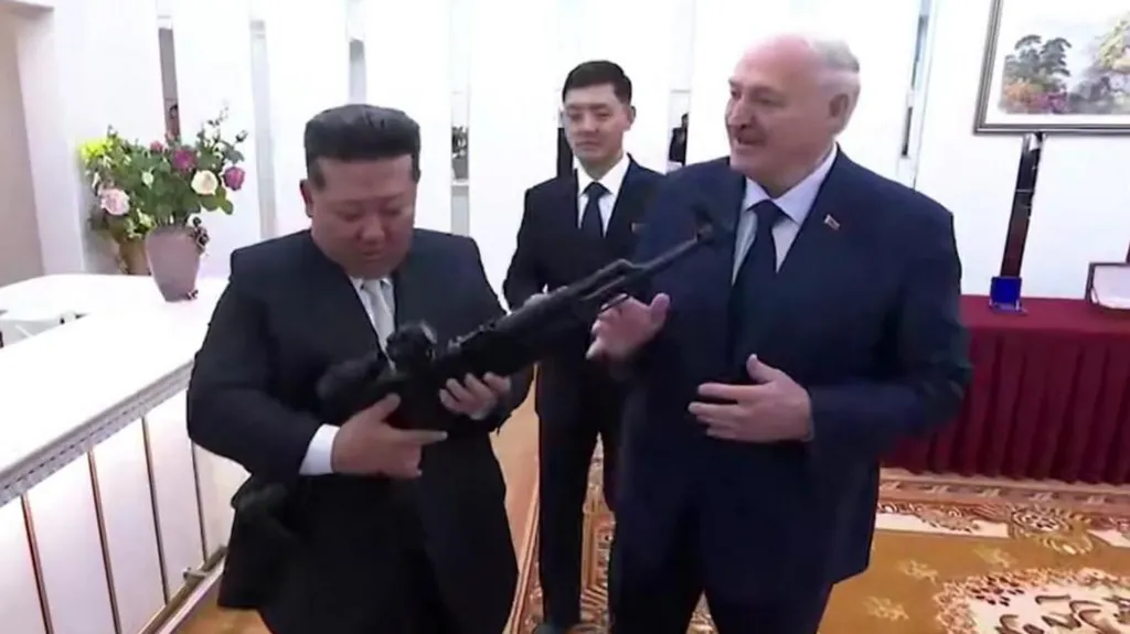 El líder bielorruso obsequia un rifle a Kim Jong-un, de Corea del Norte, al firmar un tratado de amistad.
