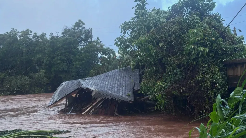 Miles de personas evacuadas mientras Hawái se enfrenta a las peores inundaciones en 20 años.