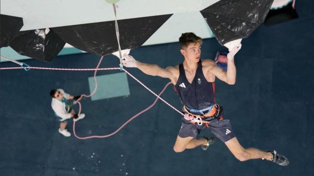 Toby Roberts climbing at Paris Olympics