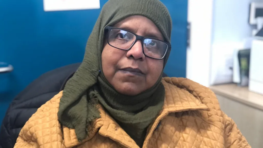 Una familia sudanesa afirma que los grafitis racistas no les obligarán a abandonar su hogar