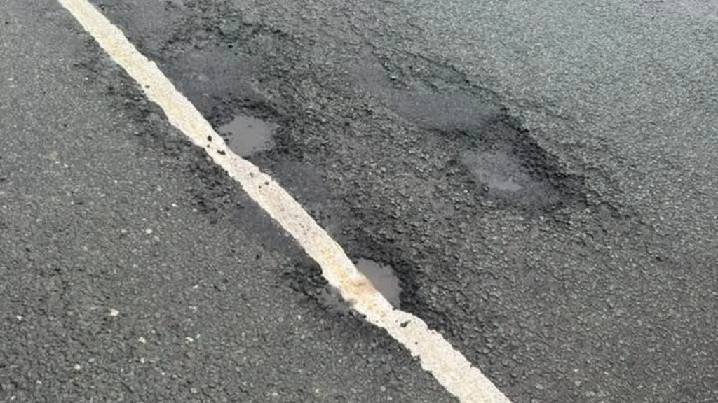 El ayuntamiento ha «cubierto» los baches con marcas viales.
