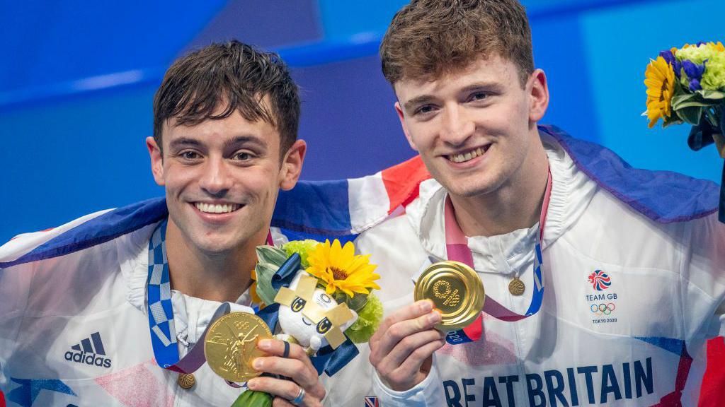 Tom Daley and Matty Lee with their gold medals in the men's synchronised 10m platform event at Tokyo in 2021